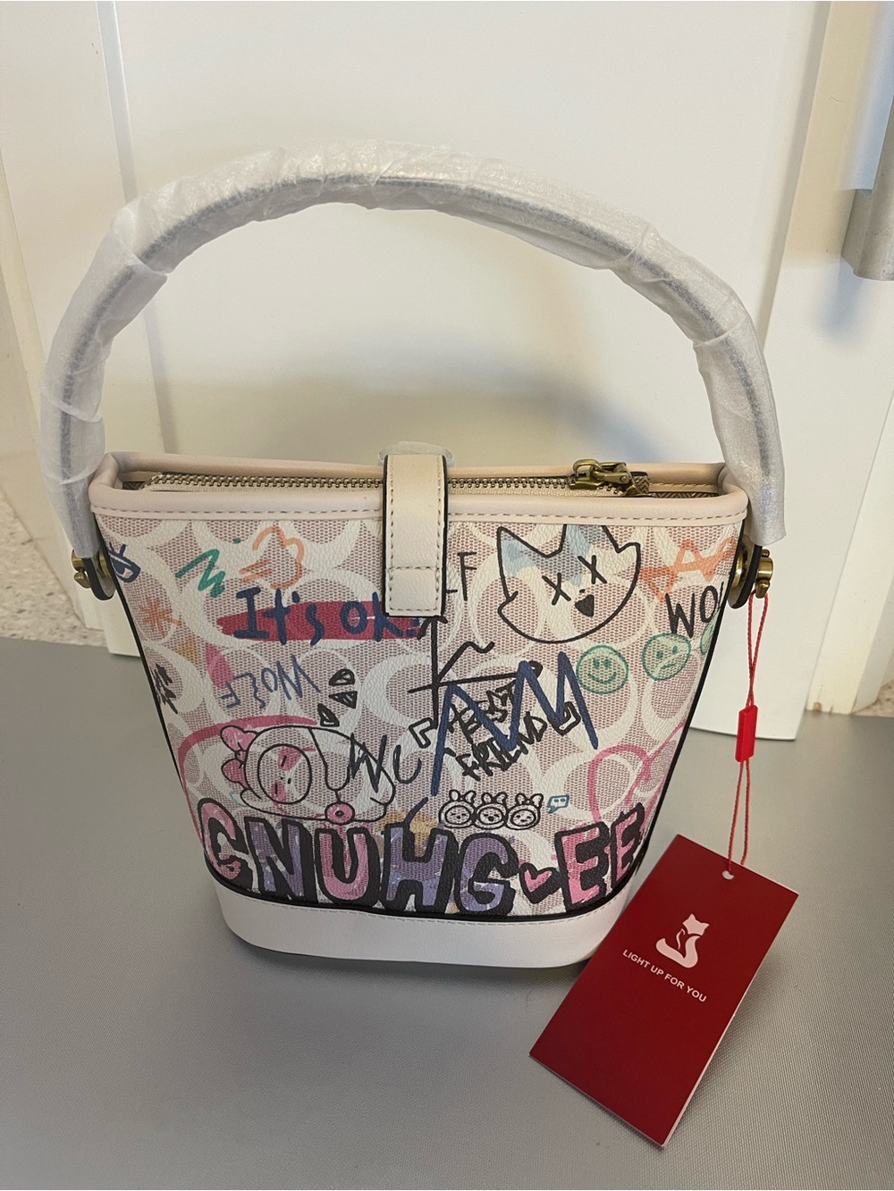 Foxer Women’s Graffiti Bucket Print Fashion Handbag Crossbody Bag Cream/Pink